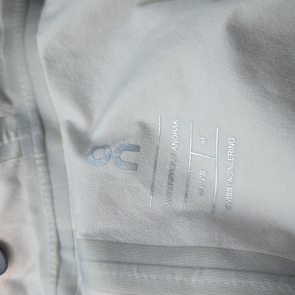 ON RUNNING Waterproof Anorak Jacket - White - Picture 3 of 4